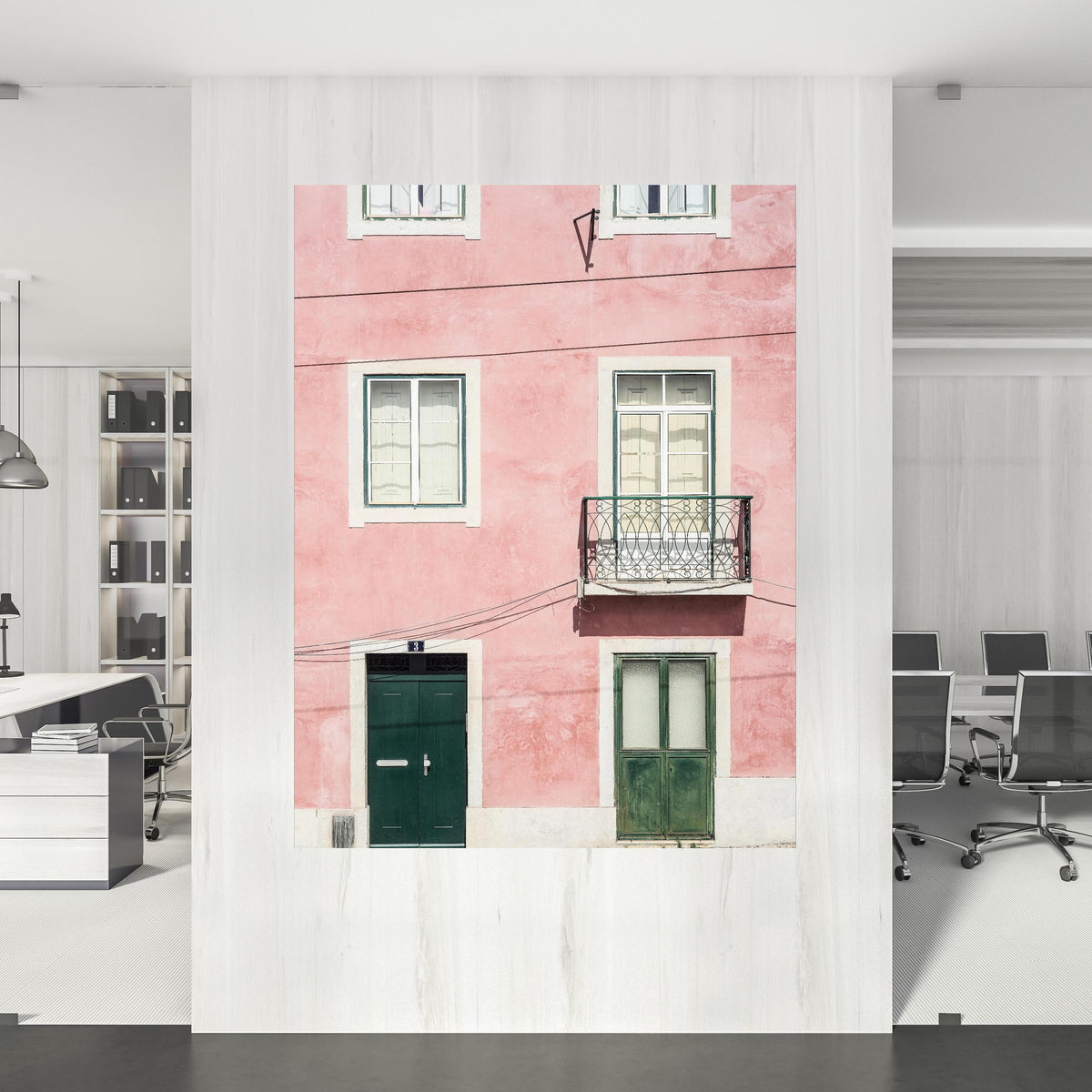 Office Poster - Pinke Architektur an einer Wand innerhalb stilvoll eingerichtetem Büro