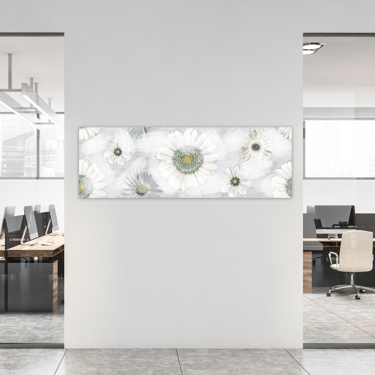 Office Poster - Pinsel Effekt - Blumen Muster an weißer Wand in hell eingerichtetem Büro