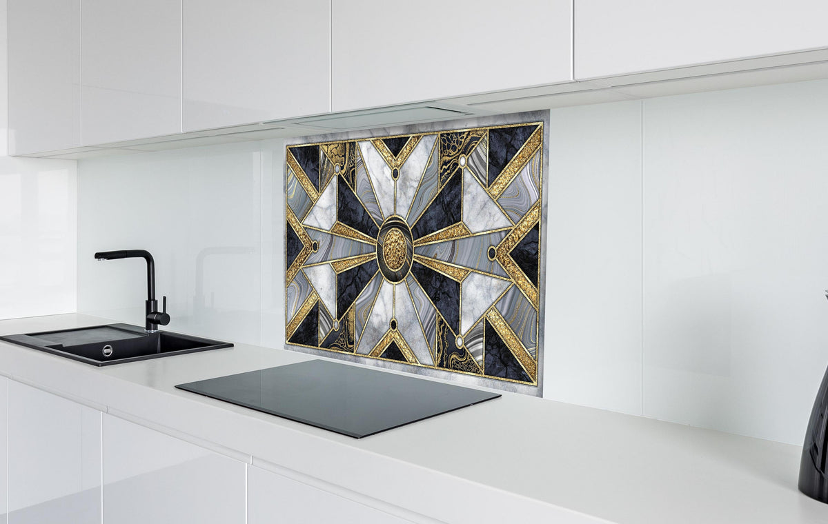 Spritzschutz - Abstrakte Marmor-Mosaik Wandfliesen hinter einem Cerankochfeld zwischen Holz-Kochutensilien