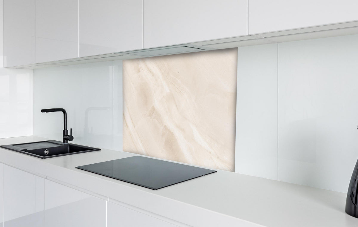 Spritzschutz - Beige natürliche Marmortextur hinter einem Cerankochfeld zwischen Holz-Kochutensilien