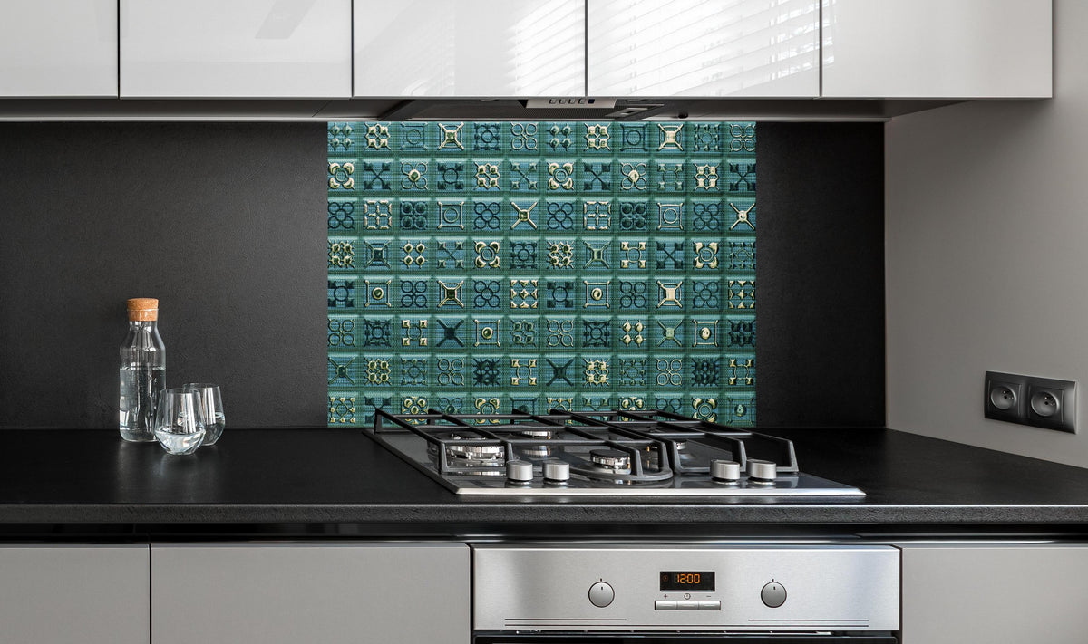 Spritzschutz - Geometrisches Mosaik Fliesendesign Türkis hinter einem Cerankochfeld zwischen Holz-Kochutensilien