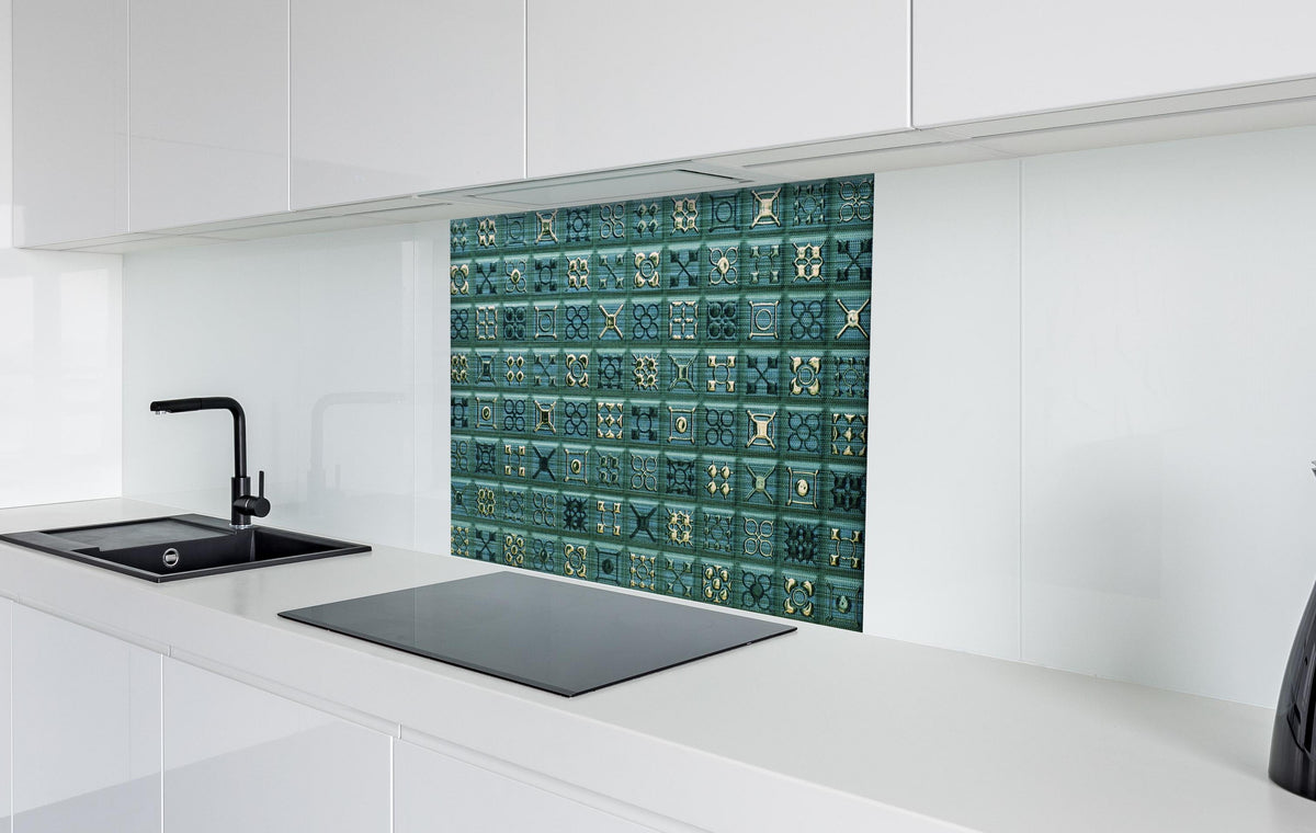 Spritzschutz - Geometrisches Mosaik Fliesendesign Türkis hinter einem Cerankochfeld zwischen Holz-Kochutensilien