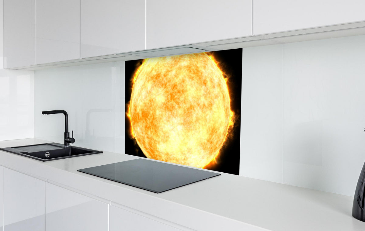 Spritzschutz - Sonne auf Schwarzem Hintergrund in weißer Hochglanz-Küche hinter einem Cerankochfeld