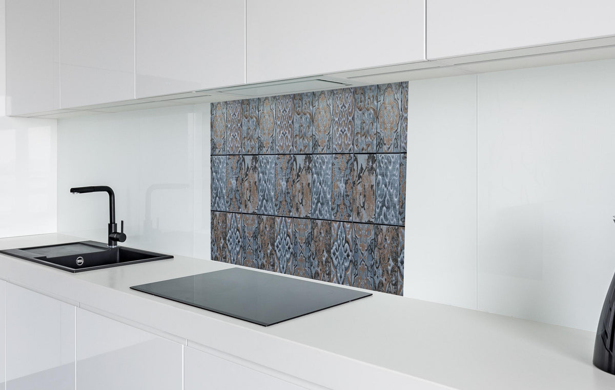 Spritzschutz - Blau geometrische Mosaik Fliesen in weißer Hochglanz-Küche hinter einem Cerankochfeld