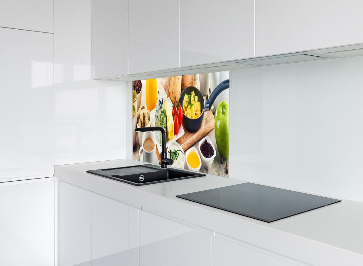 Spritzschutz - Hotel Frühstück hinter modernem schwarz-matten Spülbecken in weißer Hochglanz-Küche