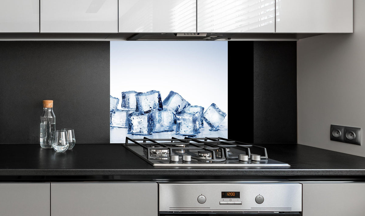Spritzschutz - Nahaufnahme von quadratische Eiswürfel an edler Anthrazit-Wand hinter silbernem Gasherd