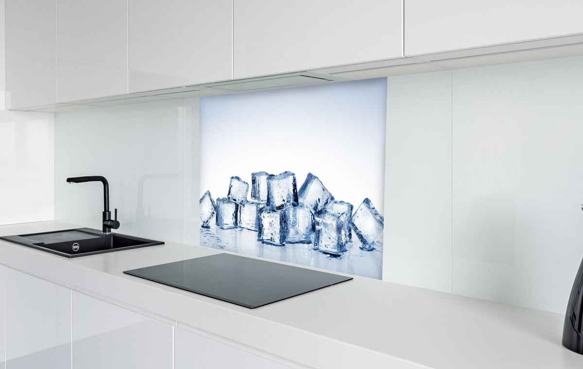 Spritzschutz - Nahaufnahme von quadratische Eiswürfel in weißer Hochglanz-Küche hinter einem Cerankochfeld