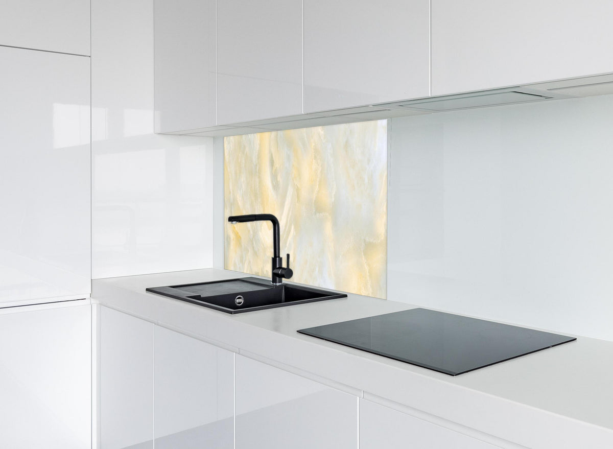 Spritzschutz - Polierter Onyx-Marmor hinter modernem schwarz-matten Spülbecken in weißer Hochglanz-Küche