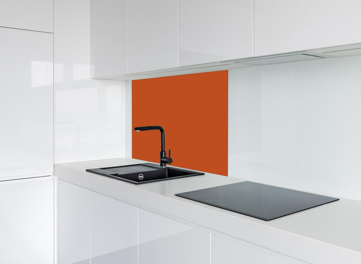 Spritzschutz - RAL 2001 (Rot-Orange) hinter modernem schwarz-matten Spülbecken in weißer Hochglanz-Küche