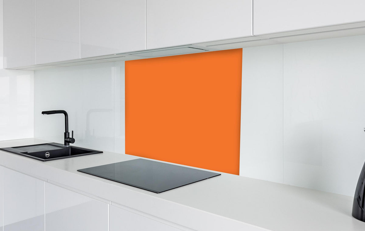 Spritzschutz - RAL 2008 (Leuchtendes Rot-Orange) in weißer Hochglanz-Küche hinter einem Cerankochfeld