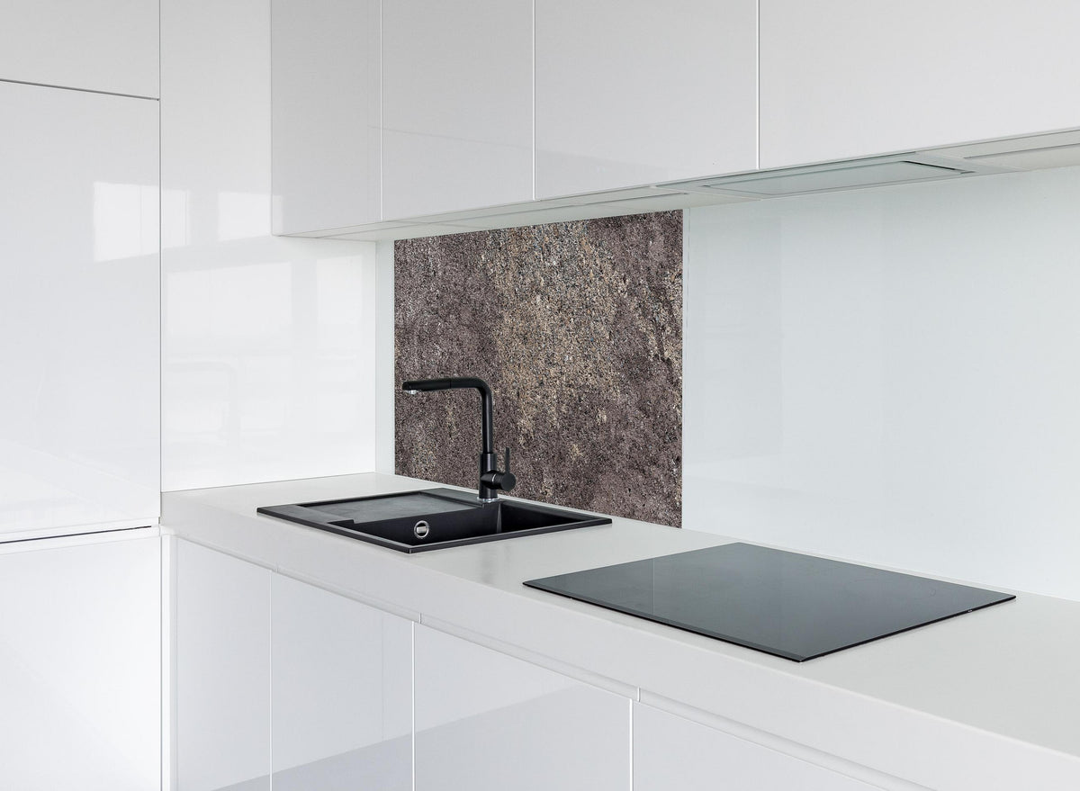 Spritzschutz - Rustikale Naturstein Textur hinter modernem schwarz-matten Spülbecken in weißer Hochglanz-Küche