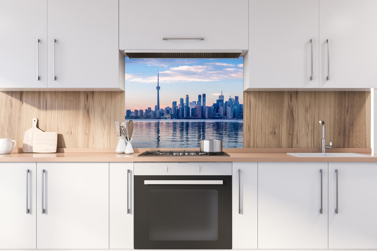 Spritzschutz - Skyline von Toronto hinter stilvollem Gasherd unter Dunstabzugshaube