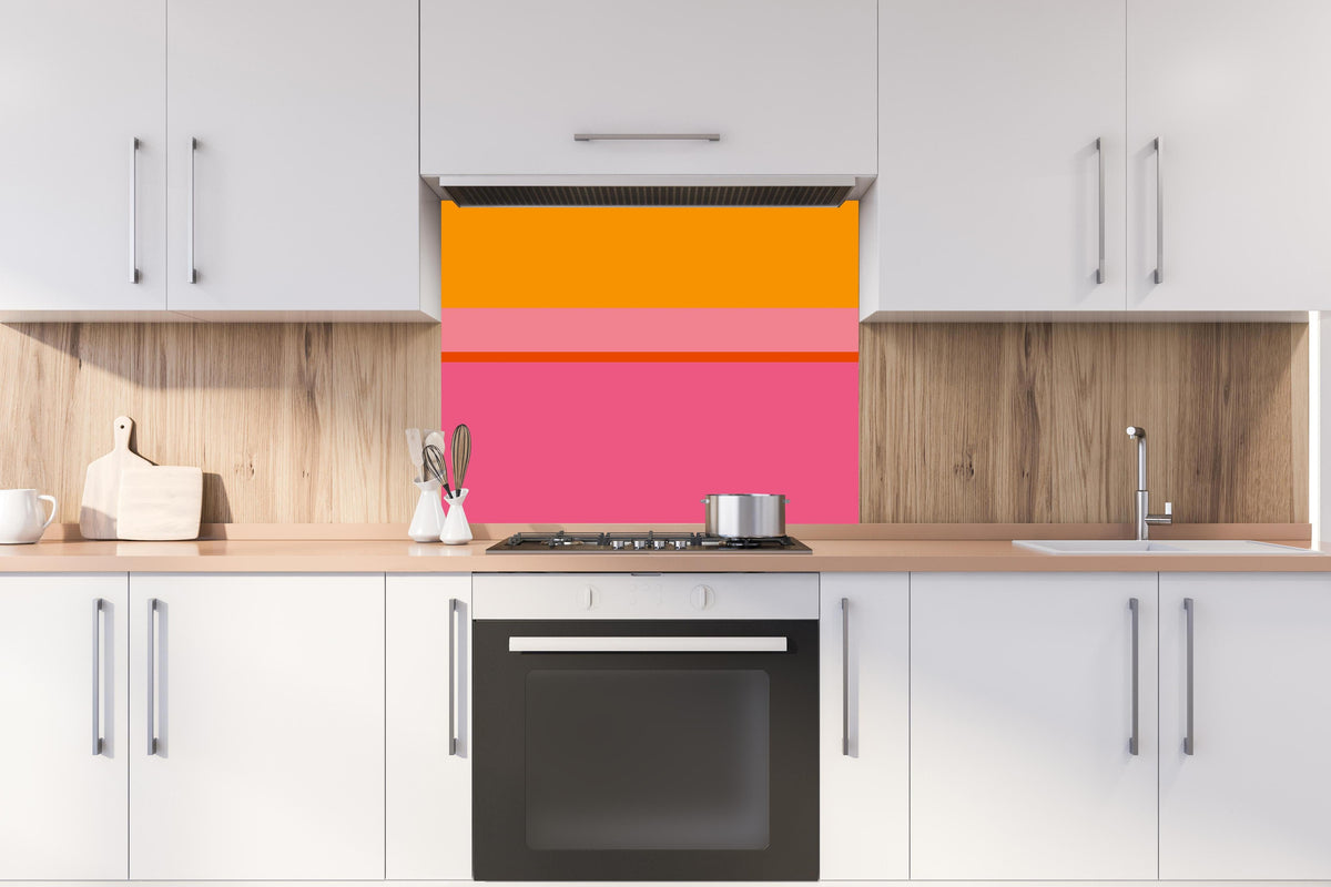 Spritzschutz - The Oranges - Horizontal - Raspberry hinter einem Cerankochfeld zwischen Holz-Kochutensilien