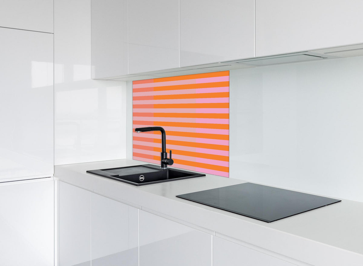 Spritzschutz - The Oranges - Multy Stripes - Coral hinter einem Cerankochfeld zwischen Holz-Kochutensilien