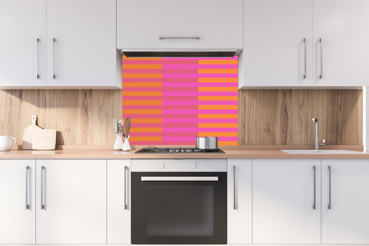 Spritzschutz - The Oranges - Multy Stripes - Fuchsia hinter einem Cerankochfeld zwischen Holz-Kochutensilien