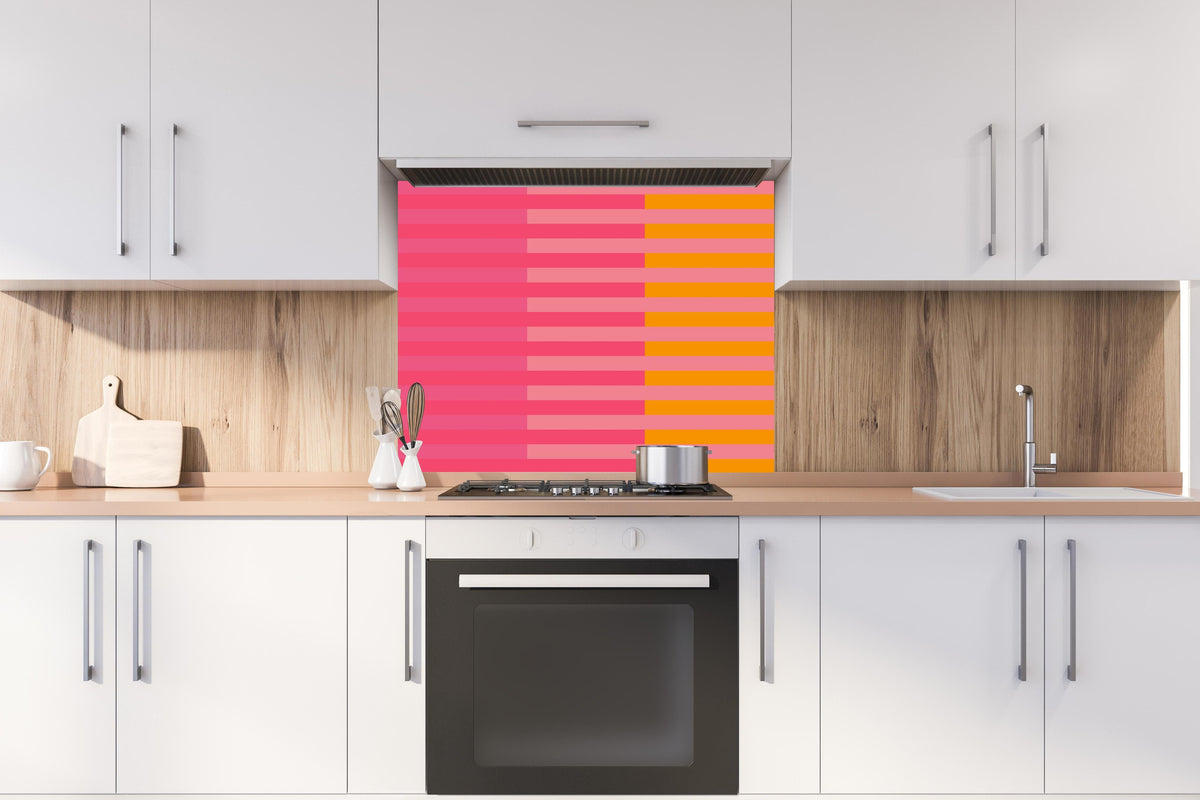 Spritzschutz - The Oranges - Multy Stripes - Raspberry hinter einem Cerankochfeld zwischen Holz-Kochutensilien