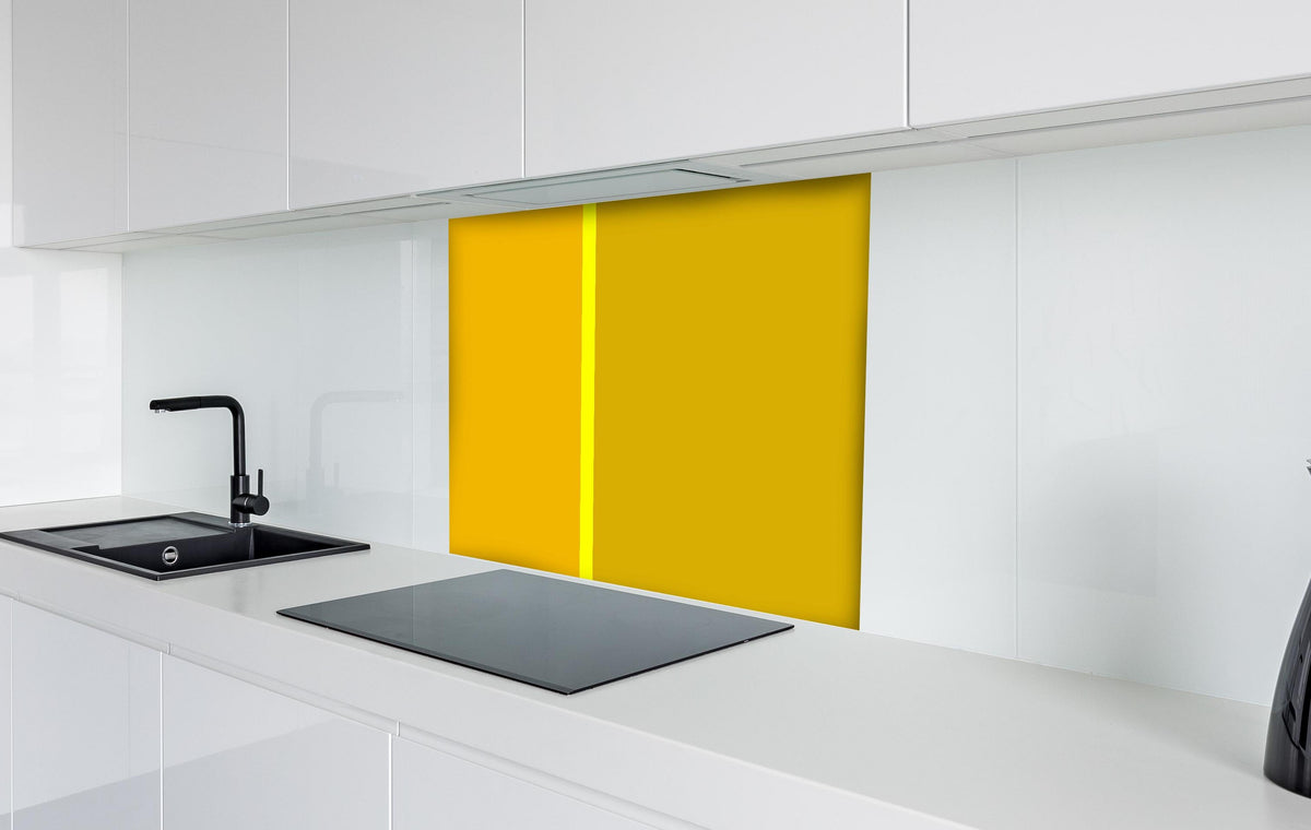 Spritzschutz - The Yellows - Easy Vertical - Lemon hinter einem Cerankochfeld zwischen Holz-Kochutensilien