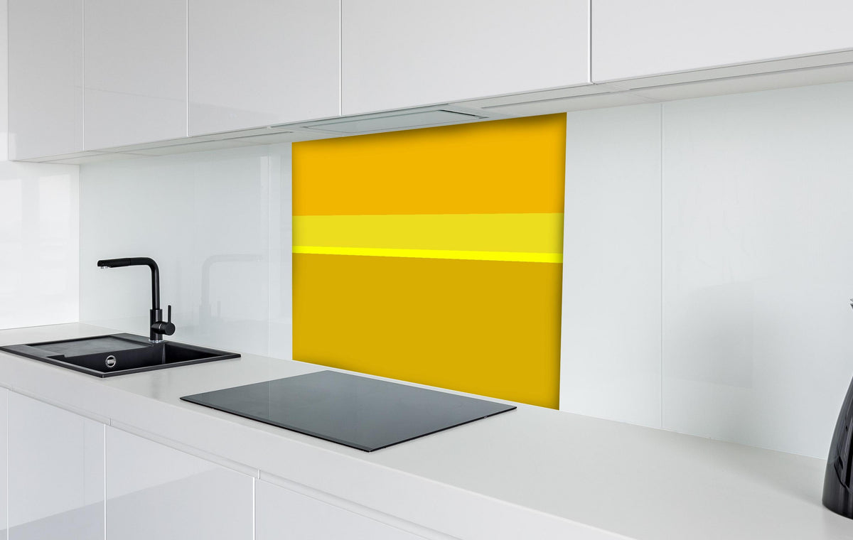 Spritzschutz - The Yellows - Horizontal - Lemon hinter einem Cerankochfeld zwischen Holz-Kochutensilien