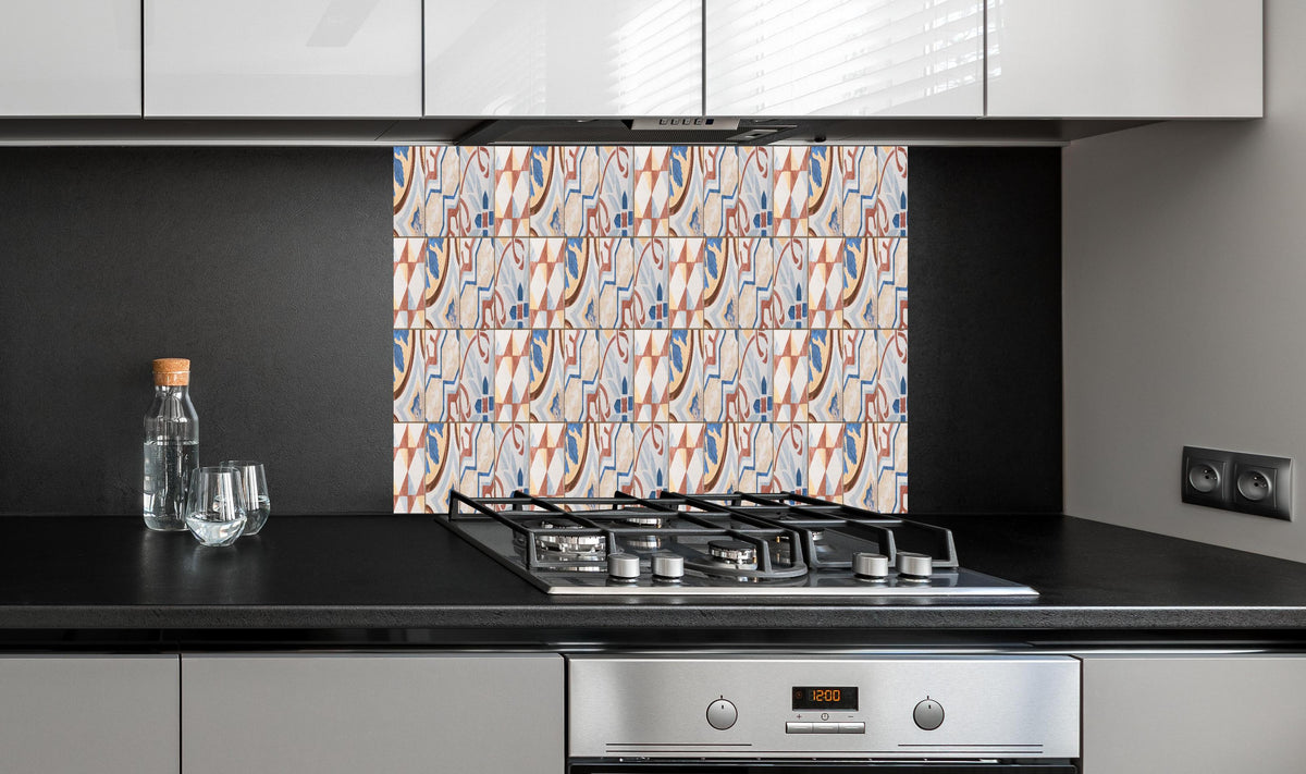 Spritzschutz - Vintage Zement Fliesen hinter einem Cerankochfeld zwischen Holz-Kochutensilien
