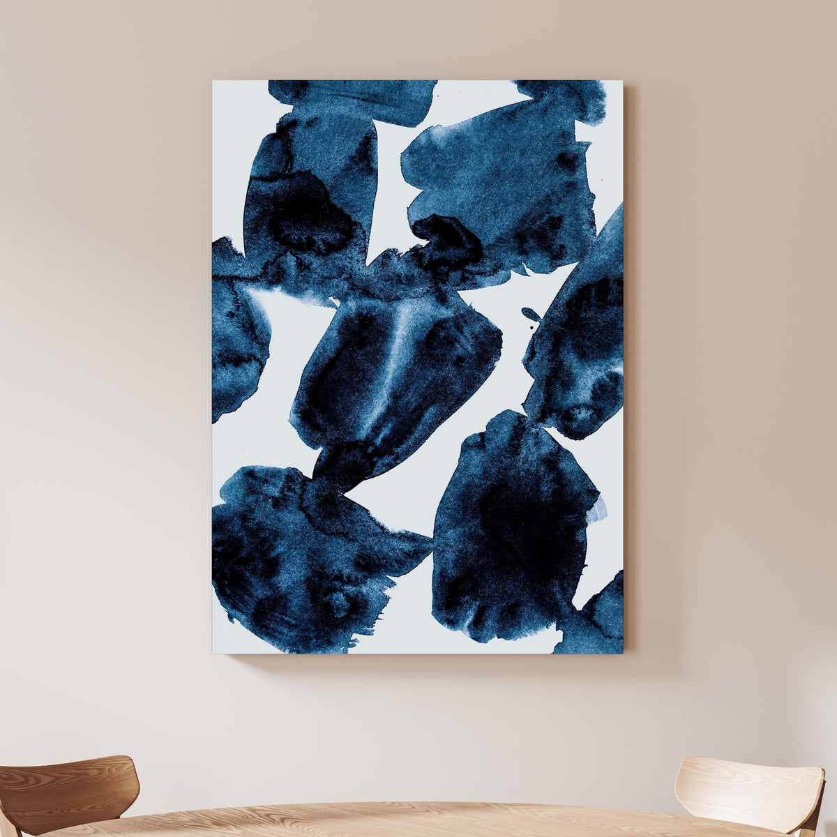 Wandbild - Abstraktes Aquarell Gemälde an beiger Wand hinter handgeschnitztem Holztisch Zoom