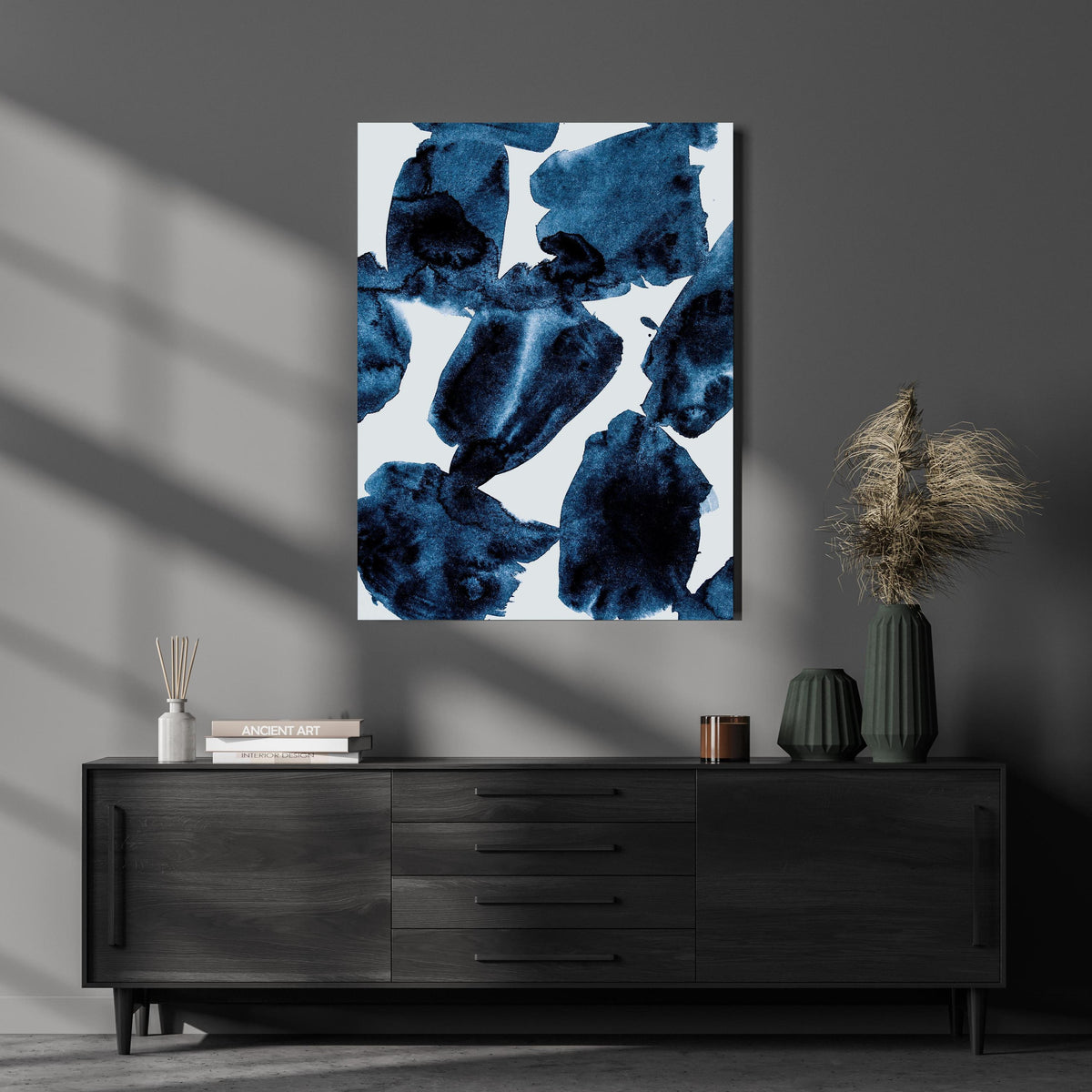 Wandbild - Abstraktes Aquarell Gemälde über luxuriöser Holzkommode und dunkelgrünen Vasen