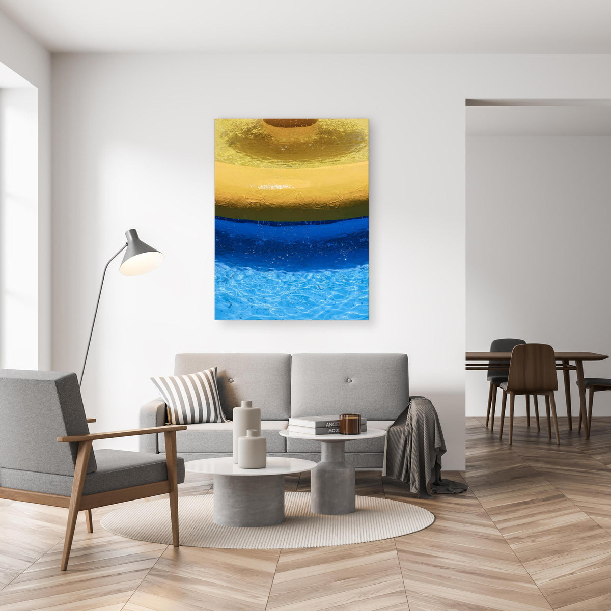 Wandbild - Blauer Pool in gemütlichem Wohnzimmer neben grauer Retro-Lampe