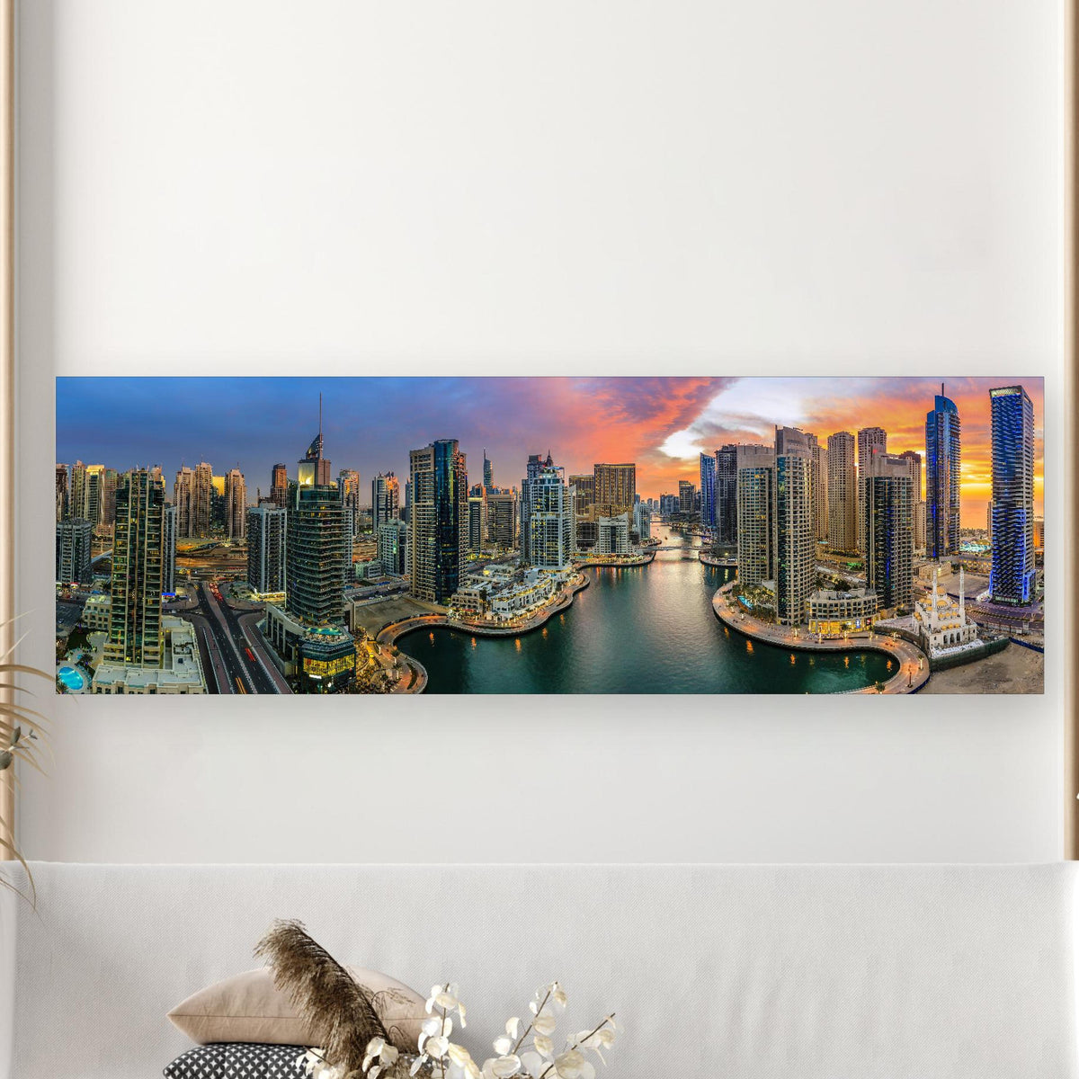Wandbild - Dubai Yachthafen in extravagant gestaltetem Raum mit minimalistischer Couch-rechteckig Zoom