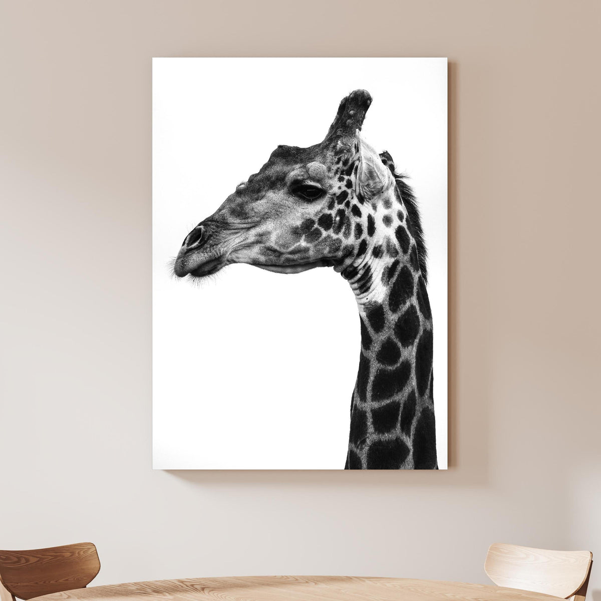 Wandbild - Giraffe - schwarz-weiß an beiger Wand hinter handgeschnitztem Holztisch Zoom