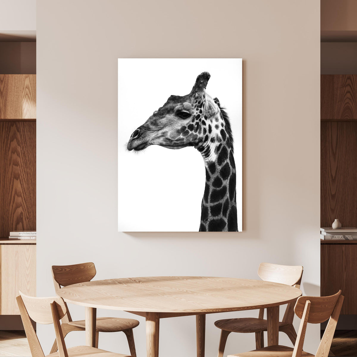 Wandbild - Giraffe - schwarz-weiß an beiger Wand hinter handgeschnitztem Holztisch