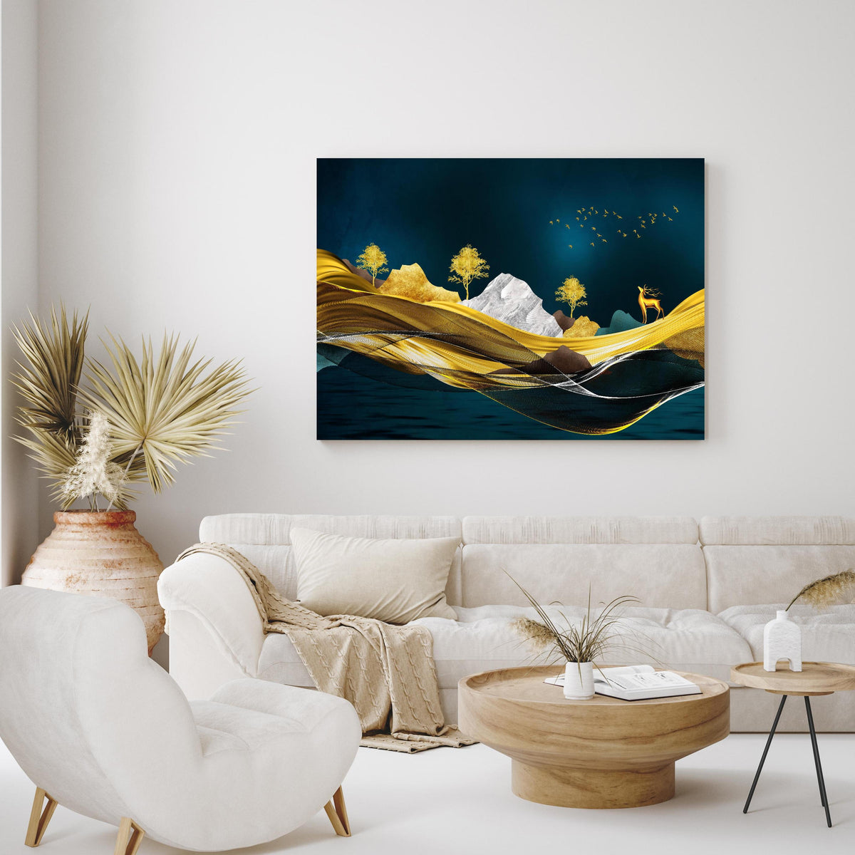 Wandbild - Goldenes Wellendesign - 3D in exotisch eingerichtetem Wohnzimmer über gemütlicher Couch