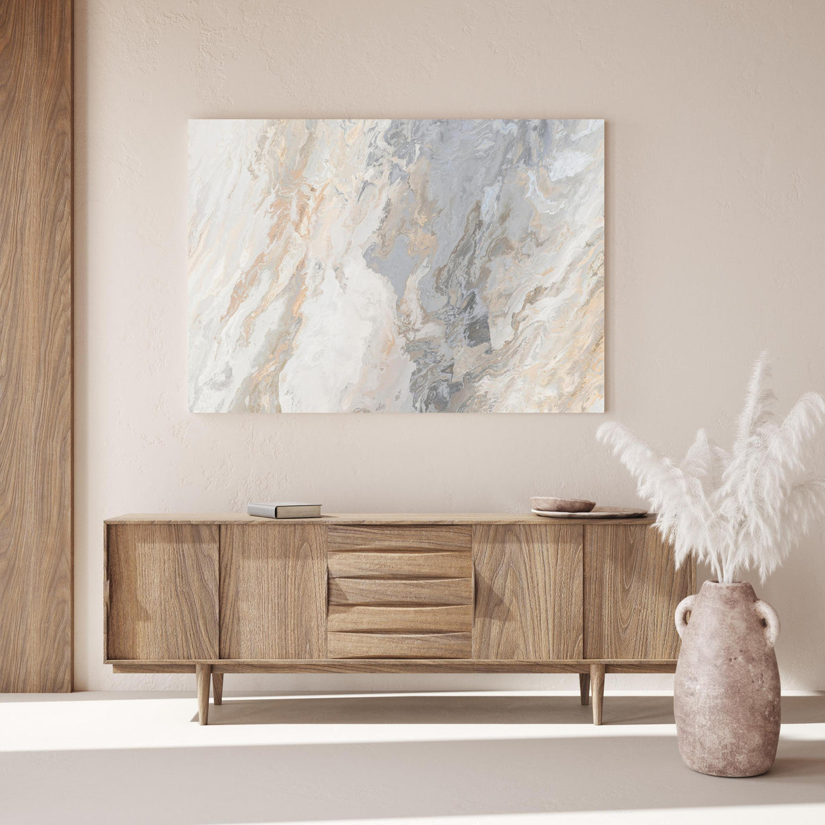 Wandbild - Gräulich-beiger matter Marmor über Holzkommode hinter dekorativer Zimmerpflanze