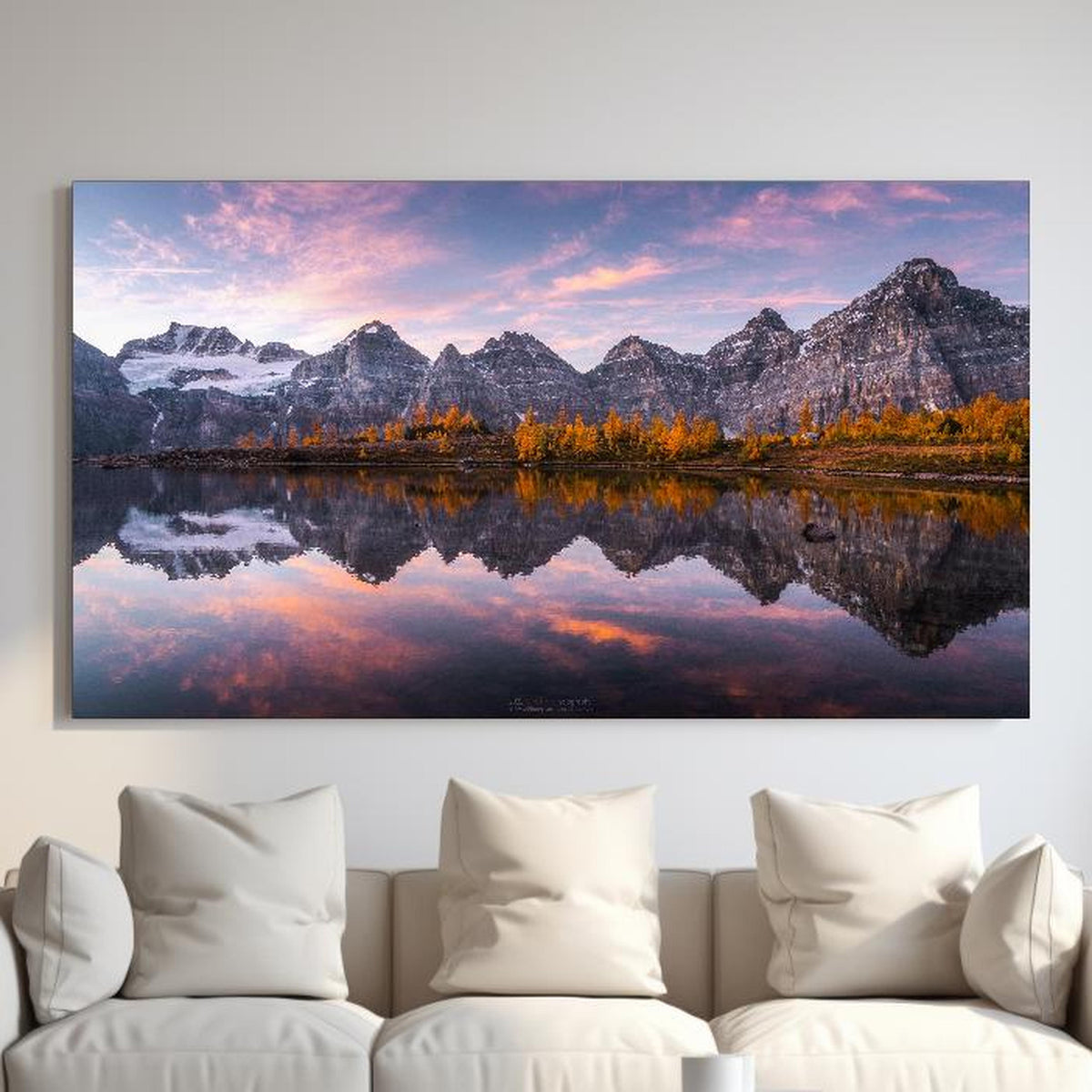 Wandbild - Herbst in Banff hinter sanfter Couch mit cremefarbenen großen Kissen Zoom