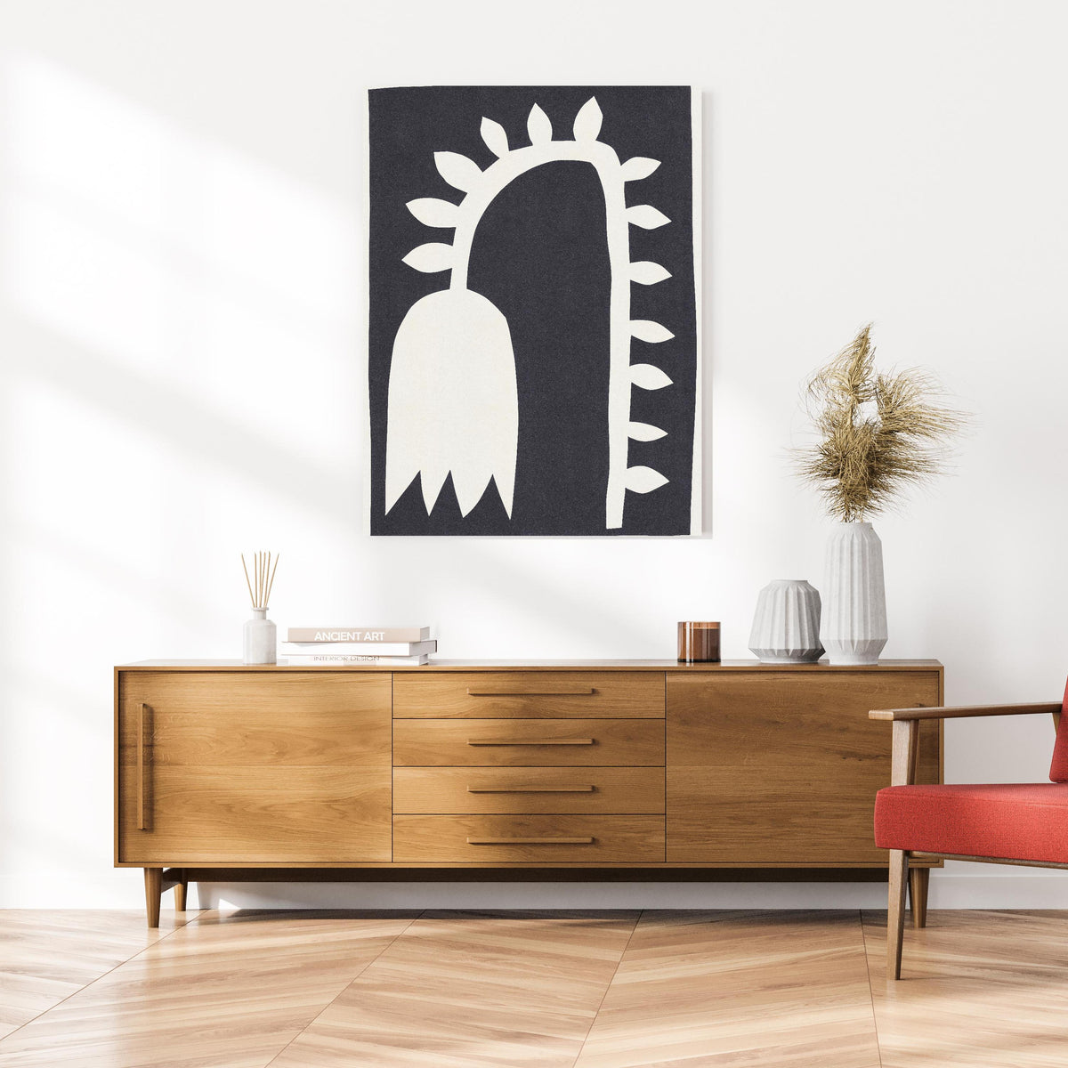 Wandbild - Schwarze Tulpe - Gemälde an cremefarbener Wand über klassischer Holzkommode