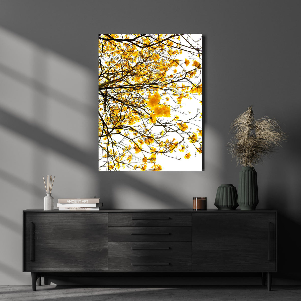 Wandbild - Sommerliche Blüten über luxuriöser Holzkommode und dunkelgrünen Vasen