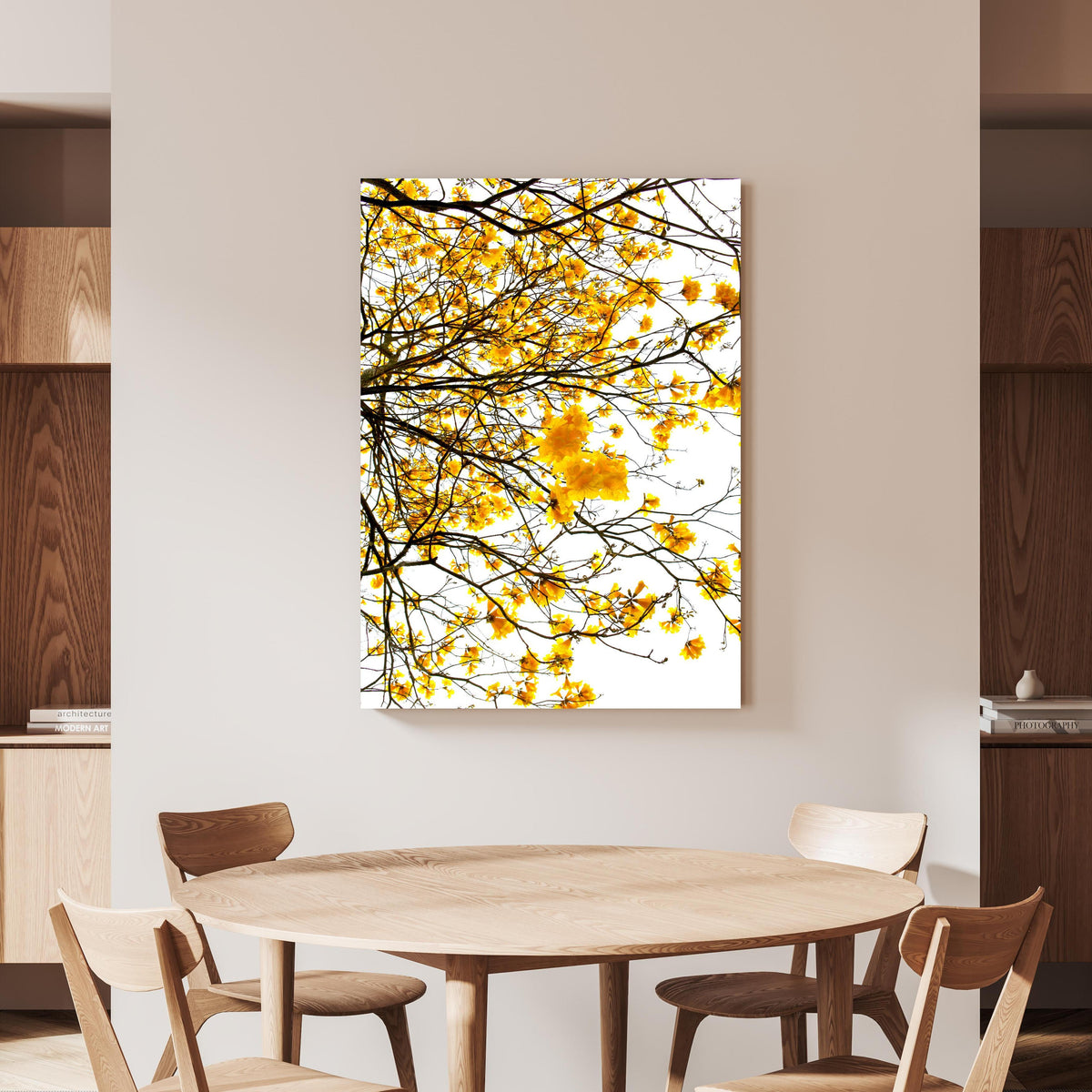 Wandbild - Sommerliche Blüten an beiger Wand hinter handgeschnitztem Holztisch
