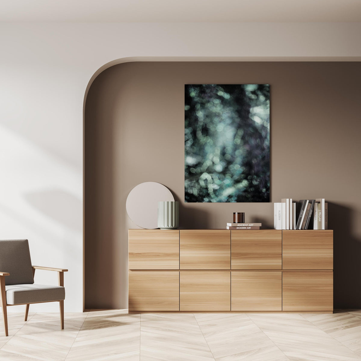 Wandbild - Unklare Oberfläche - Bläulich über doppelter Holzkommode mit Vase und Büchersammlung