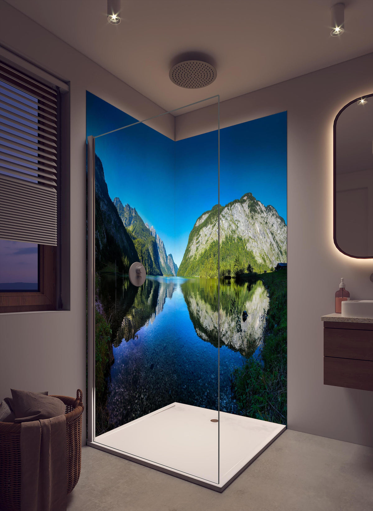Duschrückwand - Alpen Königsee Österreich in cremefarbenem Badezimmer mit Regenduschkopf