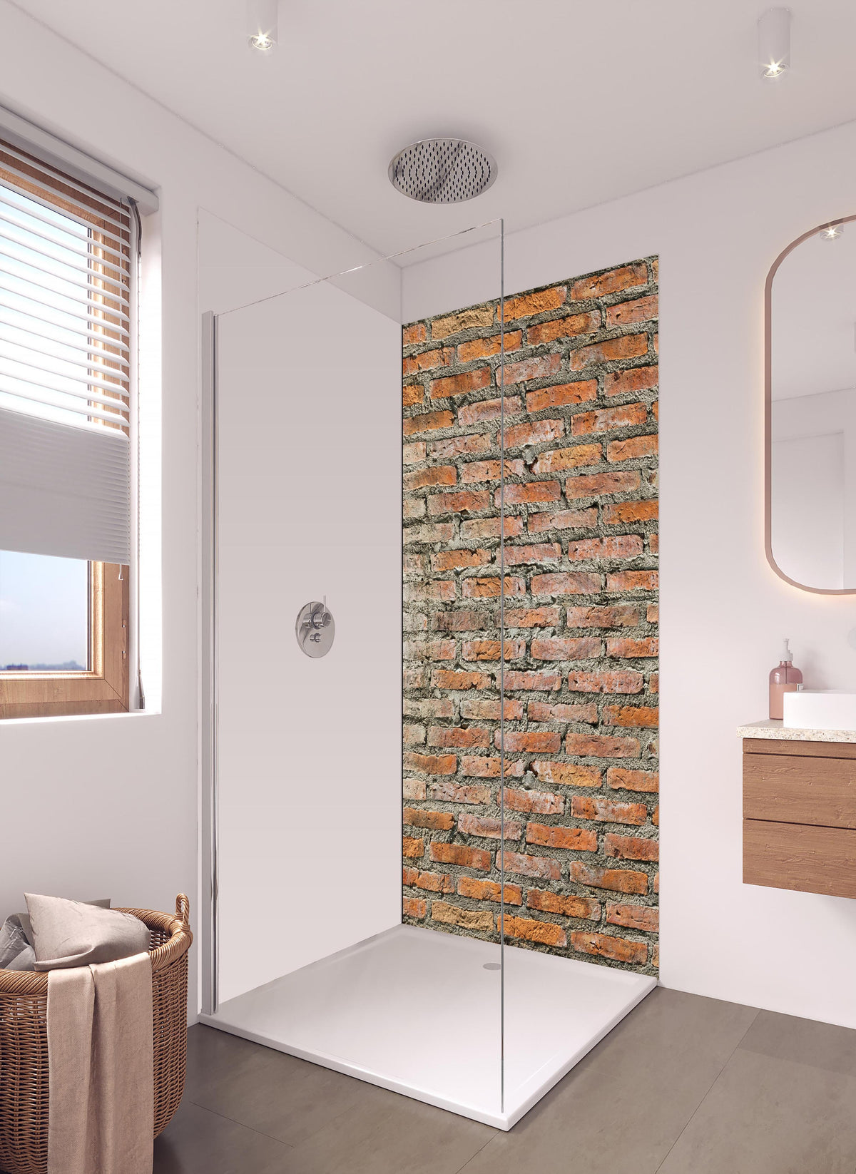 Duschrückwand - Alter Backstein - Textur in hellem Badezimmer mit Regenduschkopf - einteilige Duschrückwand