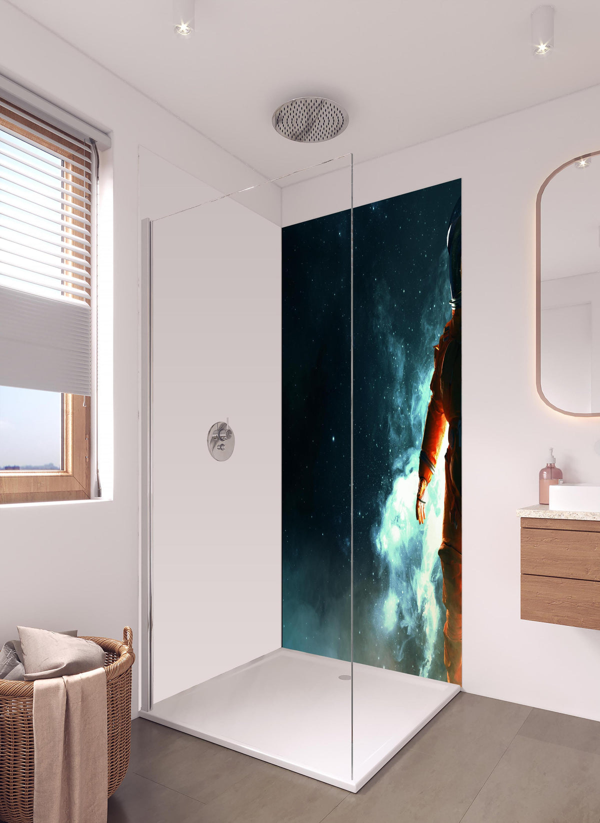 Duschrückwand - Astronaut im Weltraum in hellem Badezimmer mit Regenduschkopf - einteilige Duschrückwand