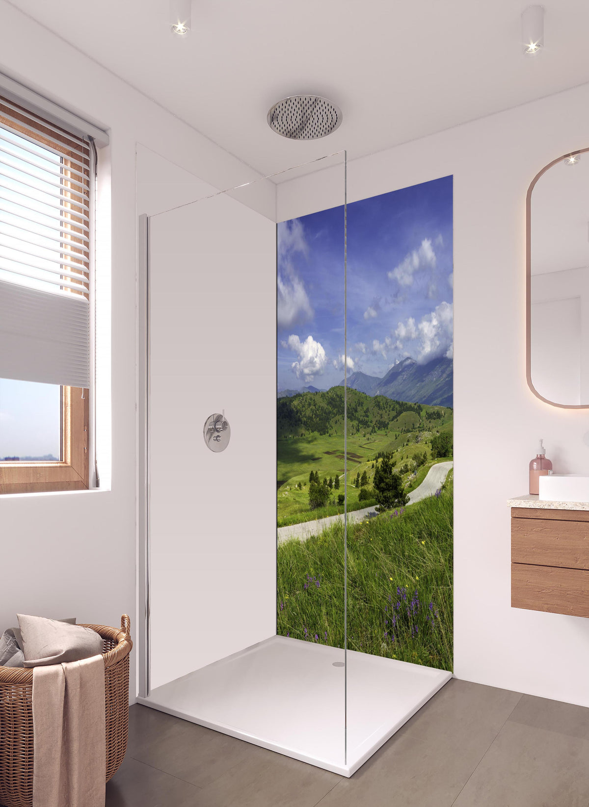 Duschrückwand - Berglandschaft - Berglandschaft - Naturpark Gran Sasso in hellem Badezimmer mit Regenduschkopf - einteilige Duschrückwand