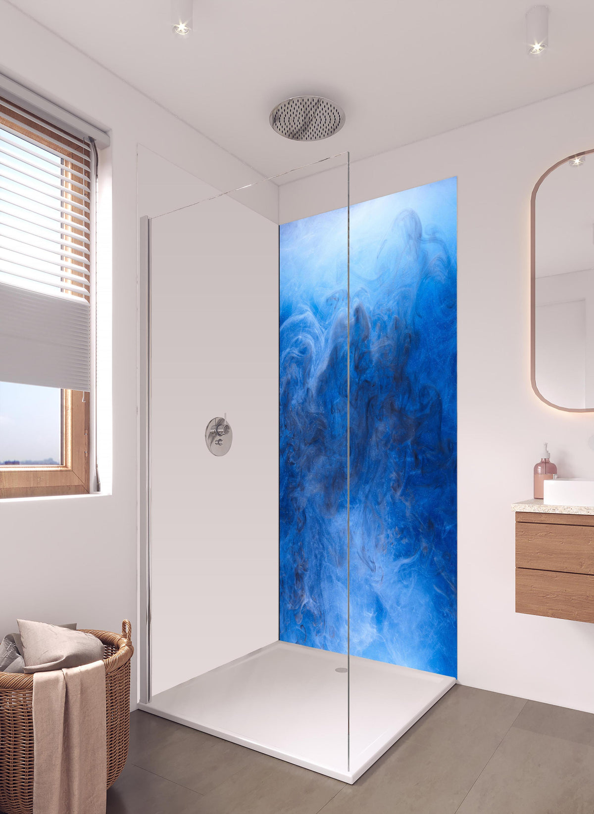 Duschrückwand - Blauer Rauch in hellem Badezimmer mit Regenduschkopf - einteilige Duschrückwand