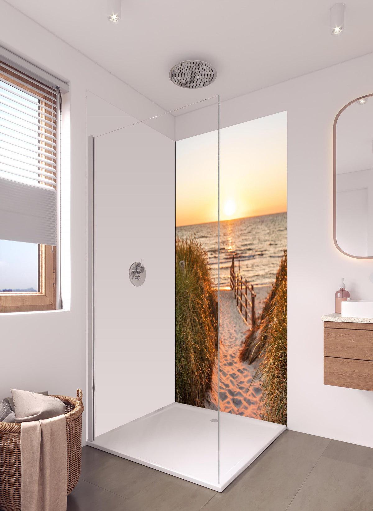 Duschrückwand - Dünen am Strand an der Nordsee bei Sonnenuntergang in hellem Badezimmer mit Regenduschkopf - einteilige Duschrückwand