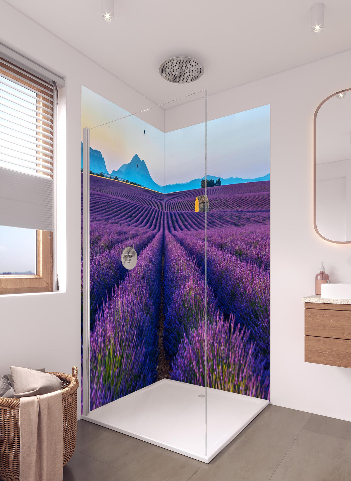 Duschrückwand - Französische Lavendelfelder in hellem Badezimmer mit Regenduschkopf  - zweiteilige Eck-Duschrückwand