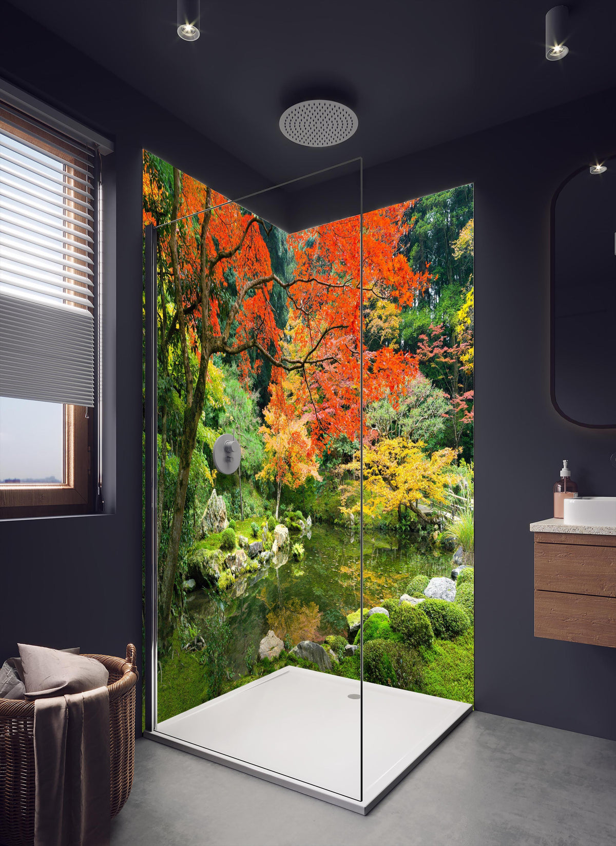 Duschrückwand - Japanischer Garten im Herbst in dunklem Badezimmer mit Regenduschkopf