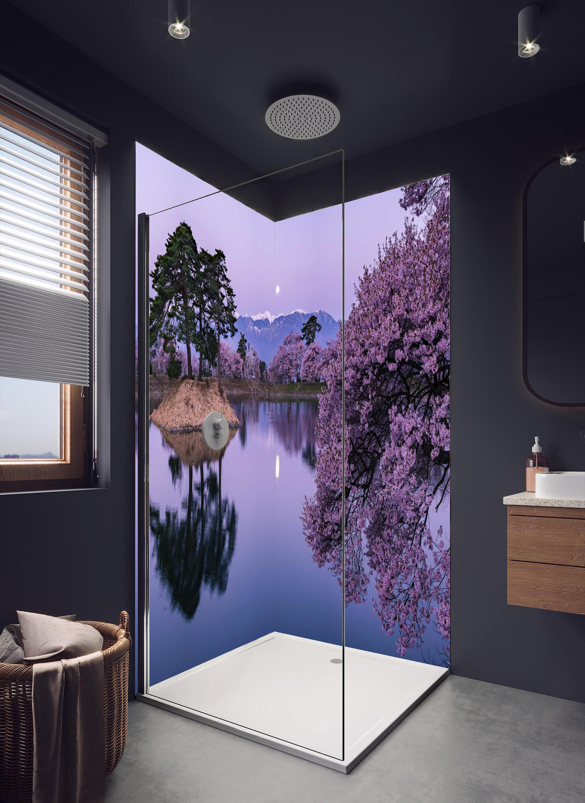 Duschrückwand - Kirschblüte - Vollmond in dunklem Badezimmer mit Regenduschkopf