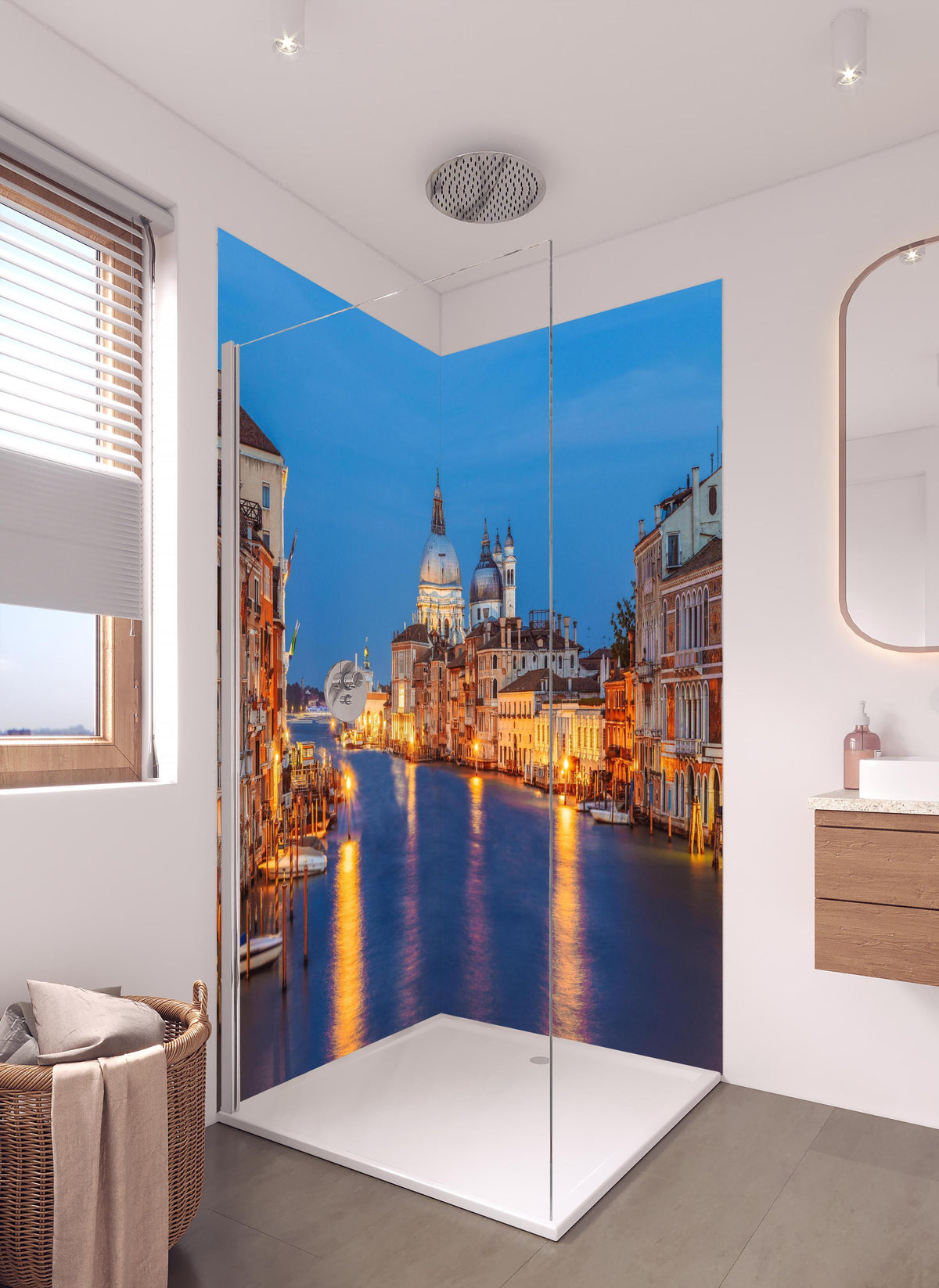 Duschrückwand - Klassischer Panoramablick auf den Canal Grande in hellem Badezimmer mit Regenduschkopf  - zweiteilige Eck-Duschrückwand