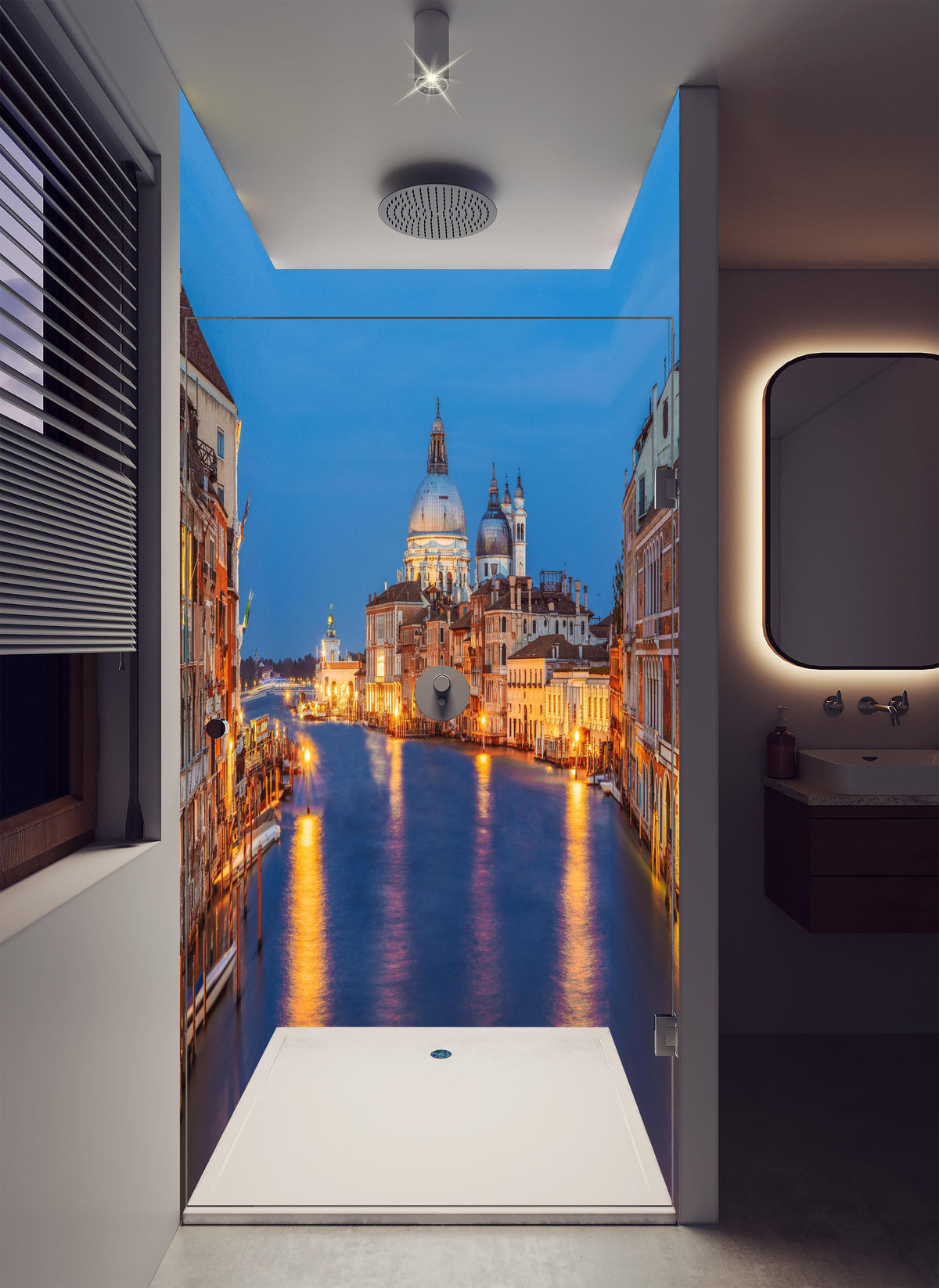 Duschrückwand - Klassischer Panoramablick auf den Canal Grande in luxuriöser Dusche mit Regenduschkopf