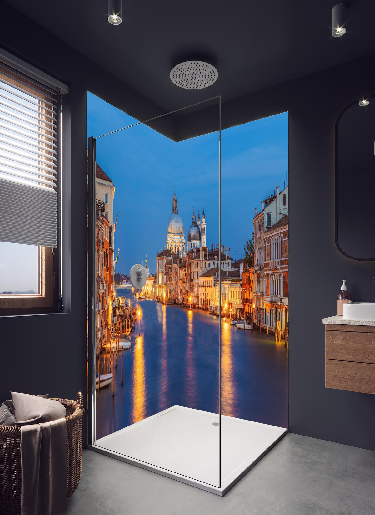 Duschrückwand - Klassischer Panoramablick auf den Canal Grande in dunklem Badezimmer mit Regenduschkopf