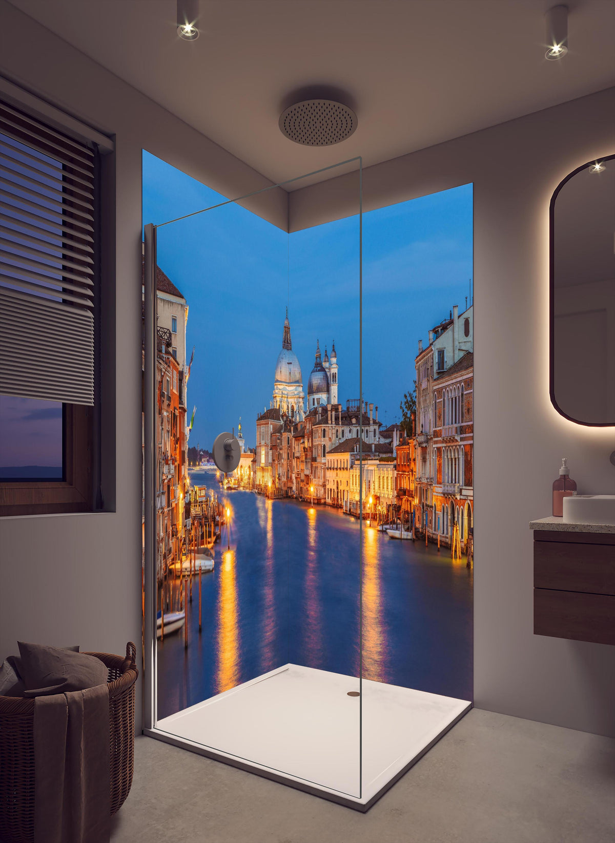 Duschrückwand - Klassischer Panoramablick auf den Canal Grande in cremefarbenem Badezimmer mit Regenduschkopf