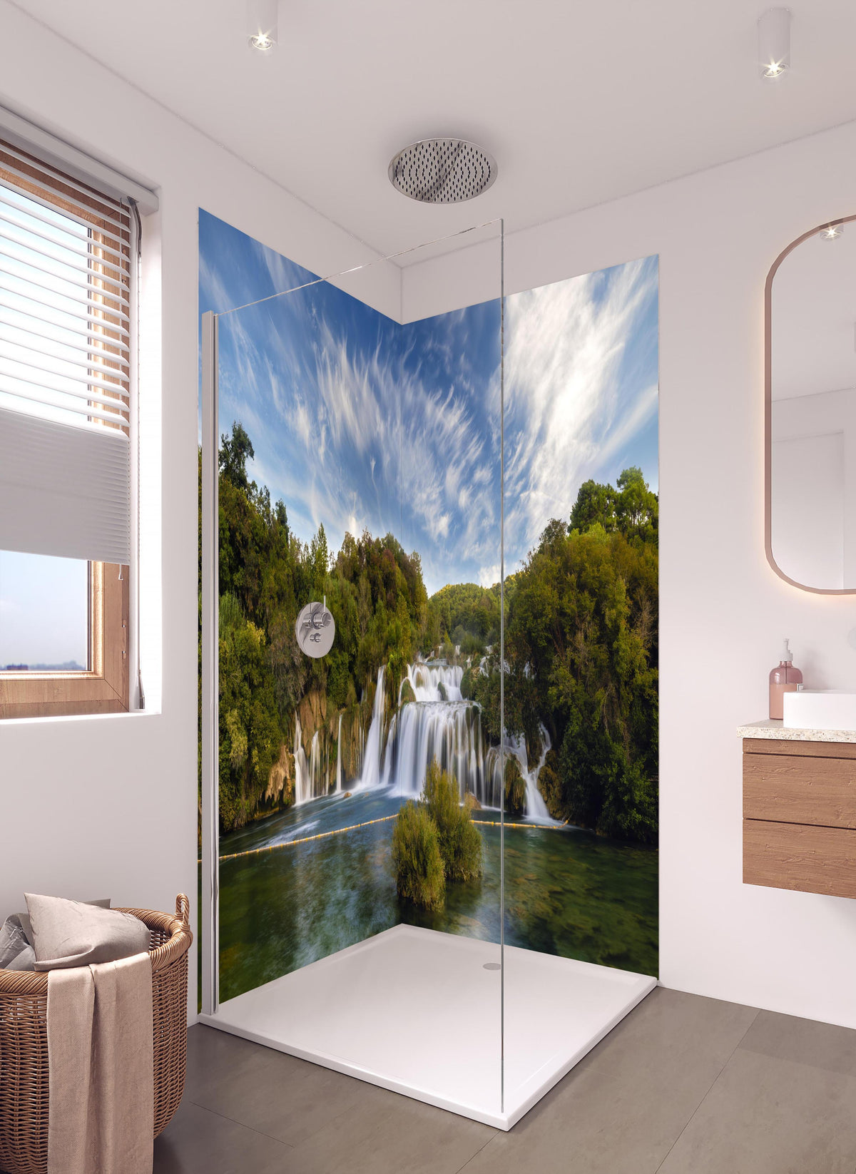 Duschrückwand - Krka-Nationalpark-Panorama in hellem Badezimmer mit Regenduschkopf  - zweiteilige Eck-Duschrückwand